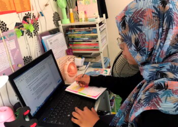 CALON SPM, Zadhirah Qaisara Haida Zainal membuat ulang kaji melalui internet ketika ditemui di Seberang Perak, semalam. - UTUSAN/MOHAMAD HAFIZI MOHD SAID