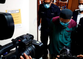 ROSLAN Al Sidek Sulaiman dibawa ke lokap mahkamah selepas dijatuhi hukuman penjara 12 bulan dan denda RM70,000 oleh Mahkamah Sesyen Ipoh, Perak semalam.
UTUSAN/SHAARANI ISMAIL