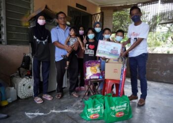 KETUA Unit Media Mulia TV, Roshihan Annuar Yub (kanan) menyampaikan
sumbangan kepada keluarga Mohamed Zaki Mat Radzi di Bidor, baru-baru ini.