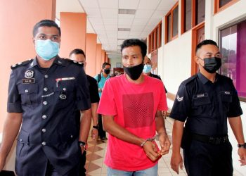MOHD Jamal Azrul (tengah) keluar dari Mahkamah Sesyen Taiping hari ini selepas dijatuhi hukuman denda RM5,000 atas pertuduhan memukul anaknya.
