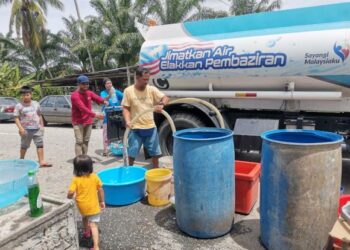 PENDUDUK kampung mengambil air dari lori tangki LAP berikutan terputus bekalan air sejak seminggu lalu di Mukim Kota Setia di Pasir Salak semalam. – UTUSAN/AIN SAFRE BIDIN