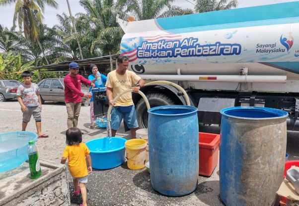 Traders Complained Of Having To Haul Water Rajacreator