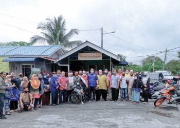 Peniaga yang merayu supaya operasi merobohkan gerai mereka ditangguhkan di Kampung Bahagia di Teluk Intan baru-baru ini. – UTUSAN/AIN SAFRE BIDIN