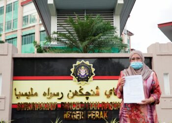Naib Presiden Parti Bumiputera Perkasa Malaysia (Putra) menunjukkan dokumen selepas mengunjungi Pejabat SPRM Perak di Ipoh semalam.