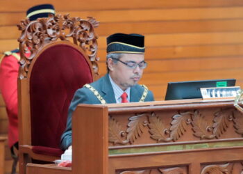 Rumaizi Baharin semasa mempengerusikan Mesyuarat Penuh Majlis Bulanan November 2020 MBI di sini hari ini.