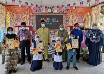 Murid dan guru Sekolah Kebangsaan Tebing Rebak dalam  program sambutan Israq Mikraj di sekolah itu di Bagan Datuk, baru-baru ini. - UTUSAN/AIN SAFRE BIDIN