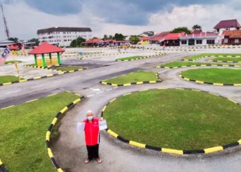 RAMLI Ahmad menunjukkan notis tuntutan bayaran sewa tapak pusat memandunya di Teluk Intan, Perak, semalam. – FOTO/AIN SAFRE BIDIN
