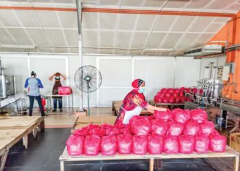 PEKERJA membungkus minyak peket di  Chuan Hong Oil Mills Sdn. Bhd. Teluk Intan, Perak– UTUSAN/AIN SAFRE BIDIN