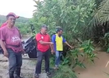 PENDUDUK menunjukkan Sungai Kuang yang tercemar akibat pencemaran najis haiwan Kampung Ulu Kuang, Chemor di Ipoh. -GAMBAR MEDIA SOSIAL