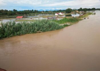 Paras air Sungai Perak yang hampir melimpahi tebing berdekatan dengan kawasan kolam ternakan ikan ketika tinjauan di Kampung Gajah, Perak pada 14 September 2020. - UTUSAN/ AIN SAFRE BIDIN