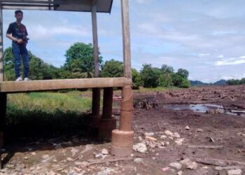 KEADAAN air Tasik Bukit Merah yang kering di jeti Kampung Selamat berdekatan tasik tersebut baru-baru ini. - UTUSAN/WAT KAMAL ABAS