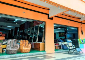 SEBUAH kedai perabot memulakan perniagaan  di Seri Iskandar dekat Parit semalam. – UTUSAN/MOHAMAD HAFIZI MOHD. SAID