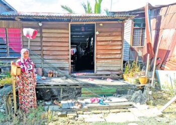 KEADAAN rumah Aminah Abd. Rahman yang daif di Kampung Bagan Ikan di Bagan Datuk. - UTUSAN/AIN SAFRE BIDIN
