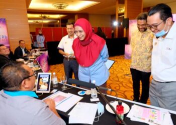 MASTURA Mohd. Yazid  bertanyakan kepada juri semasa program Skim Usahawan Permulaan Bumiputera (SUPERB) 2020 sesi Road Pitch Wilayah Utara di Ipoh, semalam.