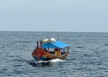 BOT nelayan Indonesia yang diusir dari perairan negara di Pulau Jarak, Lumut kelmarin. - GAMBAR MARITIM MALAYSIA