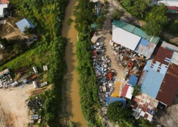 RATUSAN kilang yang dibina terlalu hampir dengan sungai dapat dilihat sepanjang Sungai Langat.