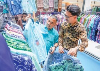 AZRAN bersama usahawan batik di promosi ‘Promosi Kraf Sempena Kempen Beli Barangan Malaysia 2022’.