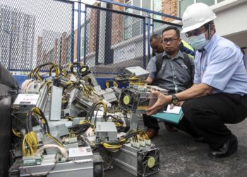 ABDUL Rahim Ibrahim (kanan) menunjukkan rampasan mesin bitcoin dalam operasi bersepadu di Jasper Square, Bandar Sunsuria, Sepang, Selangor, semalam.