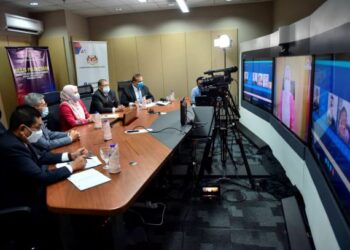 Menteri Pengajian Tinggi, Datuk Dr. Noraini Ahmad (tengah) melancarkan Pakej Pelan Data dan Peranti bagi kemudahan pelajar dalam proses pengajaran dan pembelajaran (PdP) secara dalam talian, Oktober lalu.