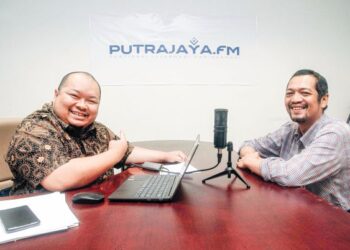 Megat Iskandar At-Terawis (kiri) dan Mohd. Khaidhir Redza Daud membina Putrajaya.FM 
dari sifar. – UTUSAN/FAISOL MUSTAFA