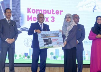 M. Noor Azman Taib (dua kiri) menyerahkan sumbangan program pemerkasaan pendigital perkhidmatan PBT komuniti kepada wakil Majlis Daerah Pengkalan Hulu pada Sambutan Hari Habitat Sedunia 2022 Peringkat Malaysia di KPKT, Putrajaya. - UTUSAN/FAISOL MUSTAFA