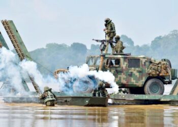 SEBUAH kenderaan Vamtac daripada Kompeni Bantuan Para menyeberangi sungai menggunakan bot Catamaran.