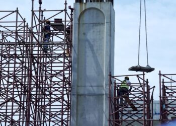 KERAJAAN disaran mengambil beberapa langkah dalam melaksanakan pengurusan projek pembinaan agar lebih praktikal dan selamat. – UTUSAN/FAUZI BAHARUDIN