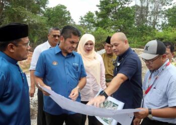 RADZI Jidin bersama Menteri Pembangunan Wanita, Keluarga dan Masyarakat, Datuk Seri Rina Harun melihat pelan projek pembinaan SMK Kota Warisan, Sepang, Selangor. -UTUSAN/ FAISOL MUSTAFA