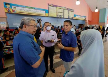 RADZI Jidin ketika mengadakan lawatan ke Sekolah Kebangsaan Putrajaya Presint 9(2), Putrajaya. -UTUSAN/FAISOL MUSTAFA