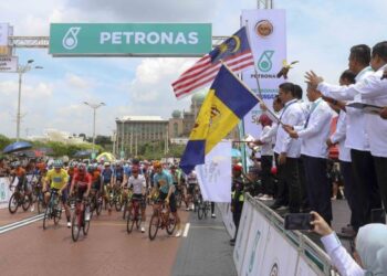 RADZI Jidin (enam dari kanan) melakukan pelepasan peserta Le Tour de Langkawi Peringkat Putrajaya-Genting Highlands di Dataran Putrajaya. - FOTO/FAISOL MUSTAFA