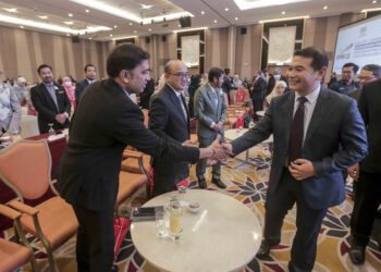 RAFIZI Ramli bersalaman dengan peserta selepas Majlis Perasmian Kick Off Conference Kajian Separuh Penggal RMK12 di Putrajaya. - UTUSAN/FAISOL MUSTAFA