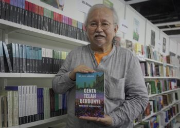 RAJA AHMAD Aminullah menunjukkan karya yang dihasilkan beliau dalam Pesta Buku Antarabangsa Kuala Lumpur (PBAKL) 2022 baru-baru ini.