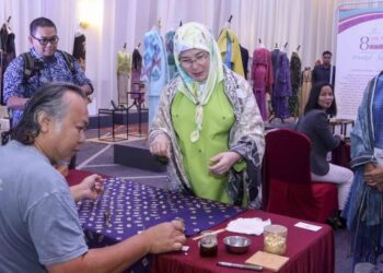 TUNKU Azizah Aminah Maimunah Iskandariah berkenan melawat pameran selepas Majlis Penutupan Simposium Tekstil Tradisional ASEAN Ke-8 di Hotel Marriot, Putrajaya. - FOTO/FAISOL MUSTAFA