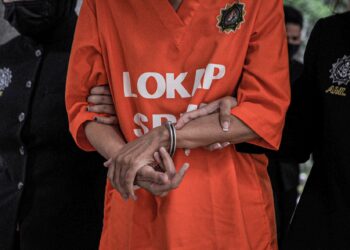 MANA-MANA calon yang bertanding ataupun pengundi yang disyaki terlibat dengan salah laku rasuah perlu segera disiasat, ditangkap dan didakwa di mahkamah untuk diberi hukuman yang setimpal. – UTUSAN/FAIZ ALIF AHMAD ZUBIR