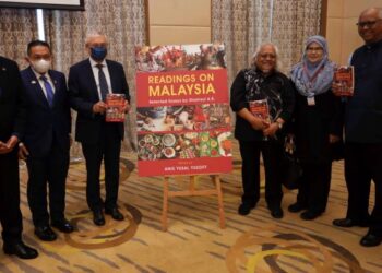 SHAMSUL Amri Baharuddin (tiga kanan) bersama Duta besar Rusia ke Malaysia, Naiyl Latypov (tiga kiri) melancarkan buku "Readings On Malaysia" di Putrajaya. - UTUSAN/FAISOL MUSTAFA