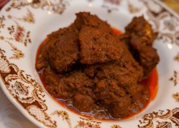 Rendang tok boleh dinikmati dengan nasi atau ketupat palas.