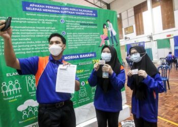 HAZIQ Zafri Hiruddin, 17 tahun (kiri), Nadiah Hassan (tengah) dan Izzah Nadhirah Kamil Zairi (kanan) bergambar kenangan selepas menerima suntikan vaksin pada Program Imunisasi Covid-19 Kebangsaan (PICK) Remaja di SMK Presint 8 (1) Putrajaya di sini, baru-baru ini.-UTUSAN/FAISOL MUSTAFA