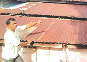 ZAMRI Keria menunjukkan bumbung rumah ibunya yang tercabut dalam kejadian ribut di Kampung Masjid, Sungai Pasir di Sungai Petani.