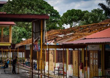 KEADAAN bumbung sebuah bangunan di Sekolah Kebangsaan Setapak yang mengalami kerosakan akibat hujan lebat dan ribut yang melanda ibu negara petang semalam. -UTUSAN/MUHAMAD IQBAL ROSLI