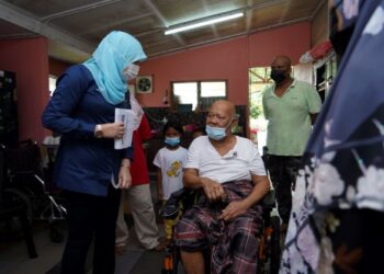 RINA Mohd. Harun (kiri) beramah mesra bersama Suladin Marikon, 74 (duduk berkerusi roda) selepas menyampaikan sumbangan pada Majlis Penyampaian Sumbangan dan Bakul Prihatin Negara di Jalan Punai Kg Bukit Bangkong, Sepang, Selangor. -UTUSAN/FAISOL MUSTAFA