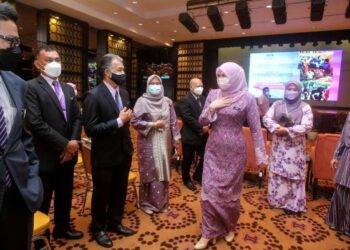 RINA Mohd. Harun beramah mesra bersama pegawai KPWKM pada Perhimpunan Bulanan di Putrajaya. - UTUSAN/FAISOL MUSTAFA