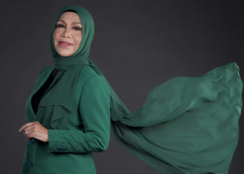 PETALING JAYA 10 DISEMBER 2021 - Sesi fotografi bersama penyanyi, Rohana Jalil di Studio Media Mulia, di sini, hari ini. GAMBAR-MOHD FARIZWAN HASBULLAH / PEMBERITA-ALIFF