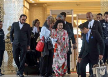 ROSMAH Mansor tiba di Mahkamah Rayuan Putrajaya bagi mendengar rayuan berhubung isu hakim enggan menarik diri daripada kes pengubahan wang haram dan pengelakan cukai. - UTUSAN/FAISOL MUSTAFA