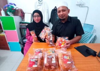 WASAHLAN Sabir dan Zarifah Yusoff bersama produk roti jenama Alanza yang diusahakan mereka sejak 2013 di Kota Tinggi, Johor. – UTUSAN/MASTURAH SURADI