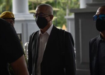 ROZMAN Isli hadir di Mahkamah Sesyen bagi sambung perbicaraan berhubung pertuduhan menggunakan kedudukannya untuk mendapatkan kontrak pekerjaan bagi Syarikat Labuan Liberty Port Management Sdn Bhd, tiga tahun lepas. - UTUSAN/FAIZ ALIF AHMAD ZUBIR