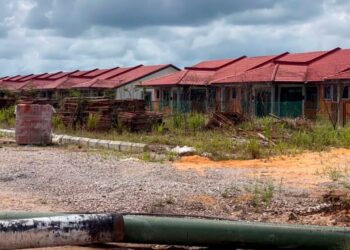 PROJEK Perumahan Generasi Kedua yang hampir siap namun terbengkalai sehingga kini di Felda Moakil, Muar, Johor. - FOTO/NUR ALINA HASSAN