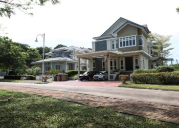 RAMAI mengimpikan untuk membeli rumah di Putrajaya tetapi harga yang terlalu tinggi menyebabkan mereka membatalkan sahaja hasrat itu. – UTUSAN/FAISOL MUSTAFA