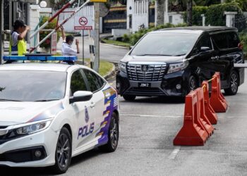 Kenderaan yang dipercayai membawa Tan Sri Muhyiddin Yassin keluar dari kawasan kediamannya di Bukit Damansara, Kuala Lumpur, petang semalam. - UTUSAN/AMIR KHALID