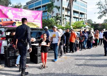ORANG ramai tidak ketinggalan mendapatkan bungkusan makanan daripada Rumah Makan Percuma di Sungai Petani.