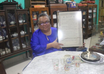 JAMAL AHMAD menunjukkan Pemasyhuran atau Proklamasi Hari Kemerdekaan pada 31 Ogos 1957 dalam tulisan jawi yang disimpannya di Galeri Antik Astana Wajo di Kampung Serkat, Pontian, Johor. -UTUSAN/MUHAMMAD ZIKRI